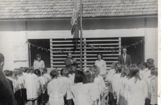 Inauguração da Escola Padre José Scholl em Alto Padre Eterno em 1970. Virados para o povo a prof Loiva Comiotto, Prefeito Leo Klauck, Prof Maria Dapper e Prof Ilson Kaefer